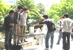 箱崎キャンパス理農食堂前での募金活動
