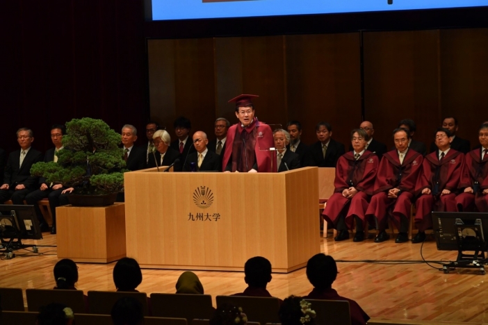 平成29年度秋季学位記授与式を挙行 トピックス 九州大学 Kyushu University