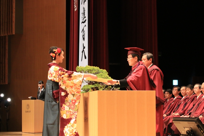 平成30年度学位記授与式を挙行 トピックス 九州大学 Kyushu University