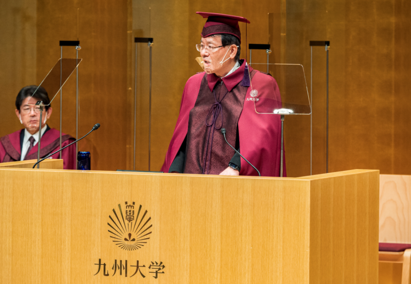 令和２年度秋季学位記授与式を挙行 トピックス 九州大学 Kyushu University