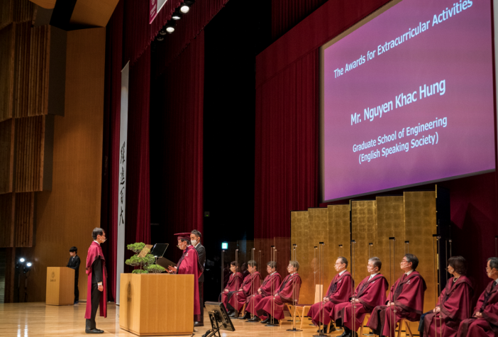 令和２年度秋季学位記授与式を挙行 トピックス 九州大学 Kyushu University