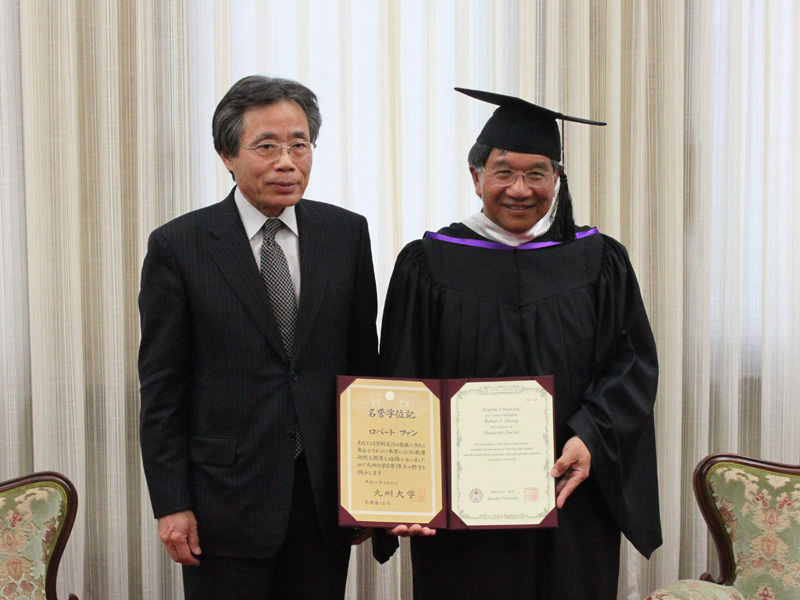 ロバート ファン氏へ名誉博士の称号を授与 トピックス 九州大学 Kyushu University