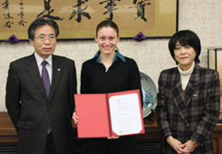 （写真左から）有川総長，Stella Oldenbürger さん，伊藤教授