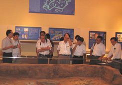 伊都国歴史博物館で説明を受ける参加者
