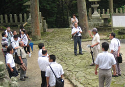 高祖神社の境内で説明を受ける参加者