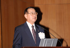 九州大学の現状と将来展望を説明する梶山総長
