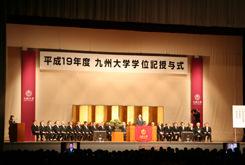 桜ほころぶ日 学部 大学院卒業式 トピックス 九州大学 Kyushu University