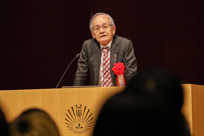 Prof. Yoshino gives special lecture