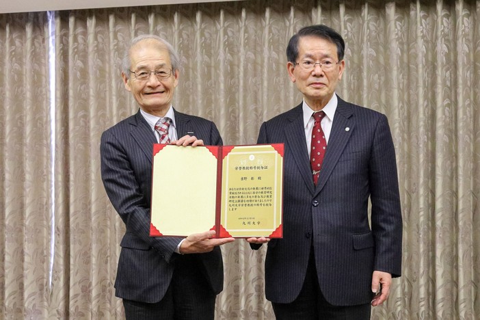 President Kubo give Prof. Yoshino certificate