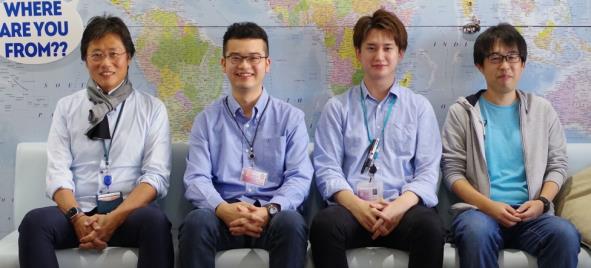 （左から）安達センター長、Chan研究員、田中研究員、中野谷准教授