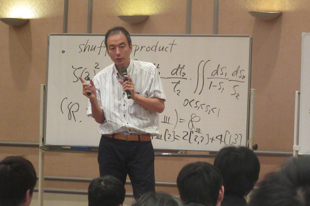 Kaneko lectures at summer school