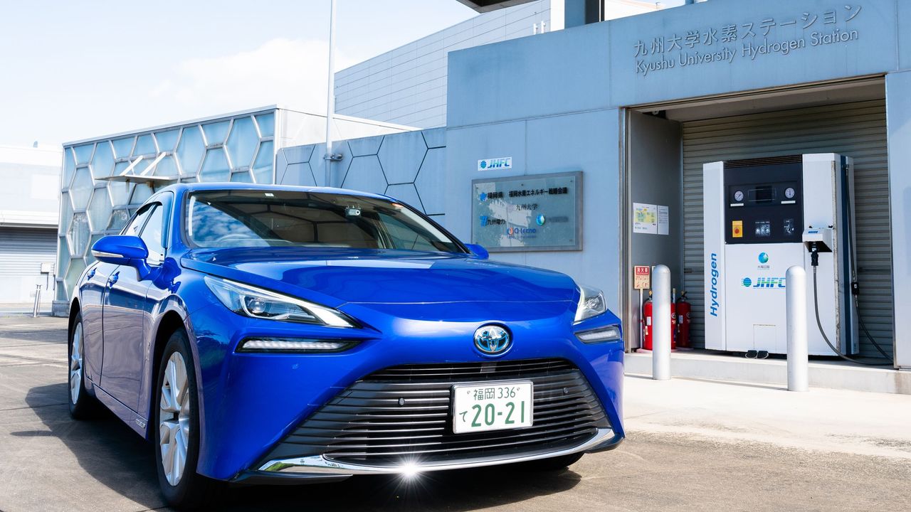 Hydrogen car at a hydrogen station