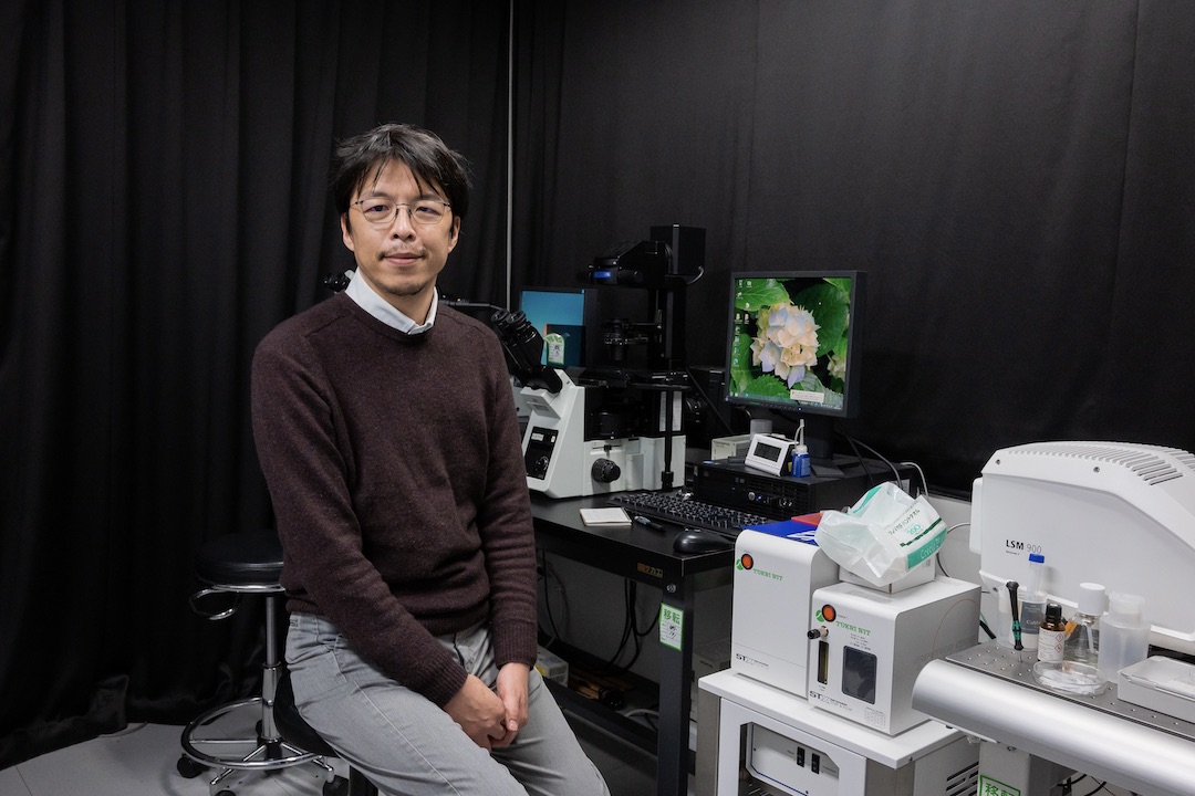 Katsuhiko Hayashi in the microscope room