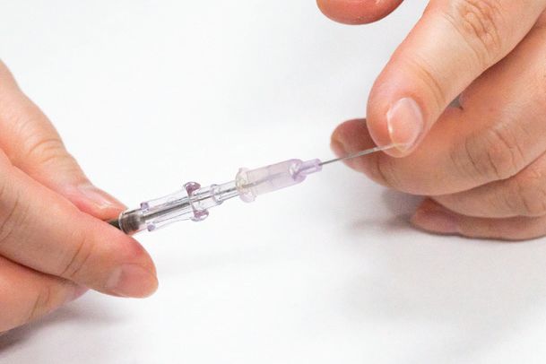 Needleless injector