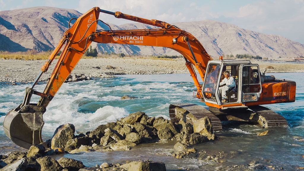 Testu Nakamura operates an excavator in Afghanistan. Photograph courtesy of Peshawar-kai/PMS.