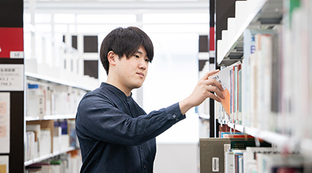 九州大学校内にて、岩元 陽(いわもと よう)さん