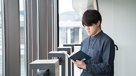 九州大学校内にて、岩元 陽(いわもと よう)さん