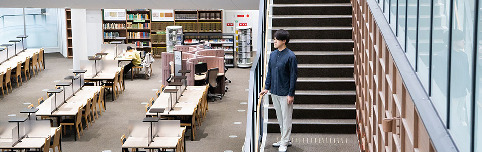 九州大学校内にて、岩元 陽(いわもと よう)さん