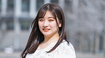 九州大学校内にて、豊田 菜々子（とよだ ななこ）さん