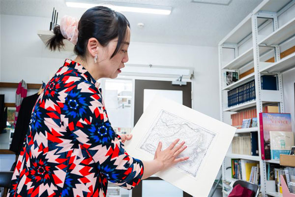 昔の地図について説明している楊先生