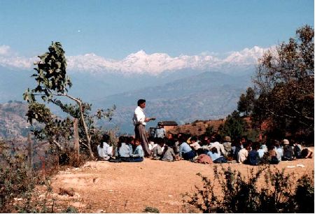 �W����1,200m�̎��������̑��ł̎��ƕ��i�i�B�e�F���j�B
���ɁC�q�}������6,000�`8,000m���̎R�X��������B