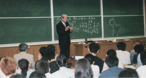 �M�S�ɍu�`���鐙������