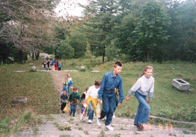 ���{����̐_�АՂɂ́C
�q�ǂ��������V�тɗ��Ă����B�i�}�J���t�j